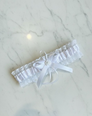 Koronkowa podwiązka z kwiatkiem